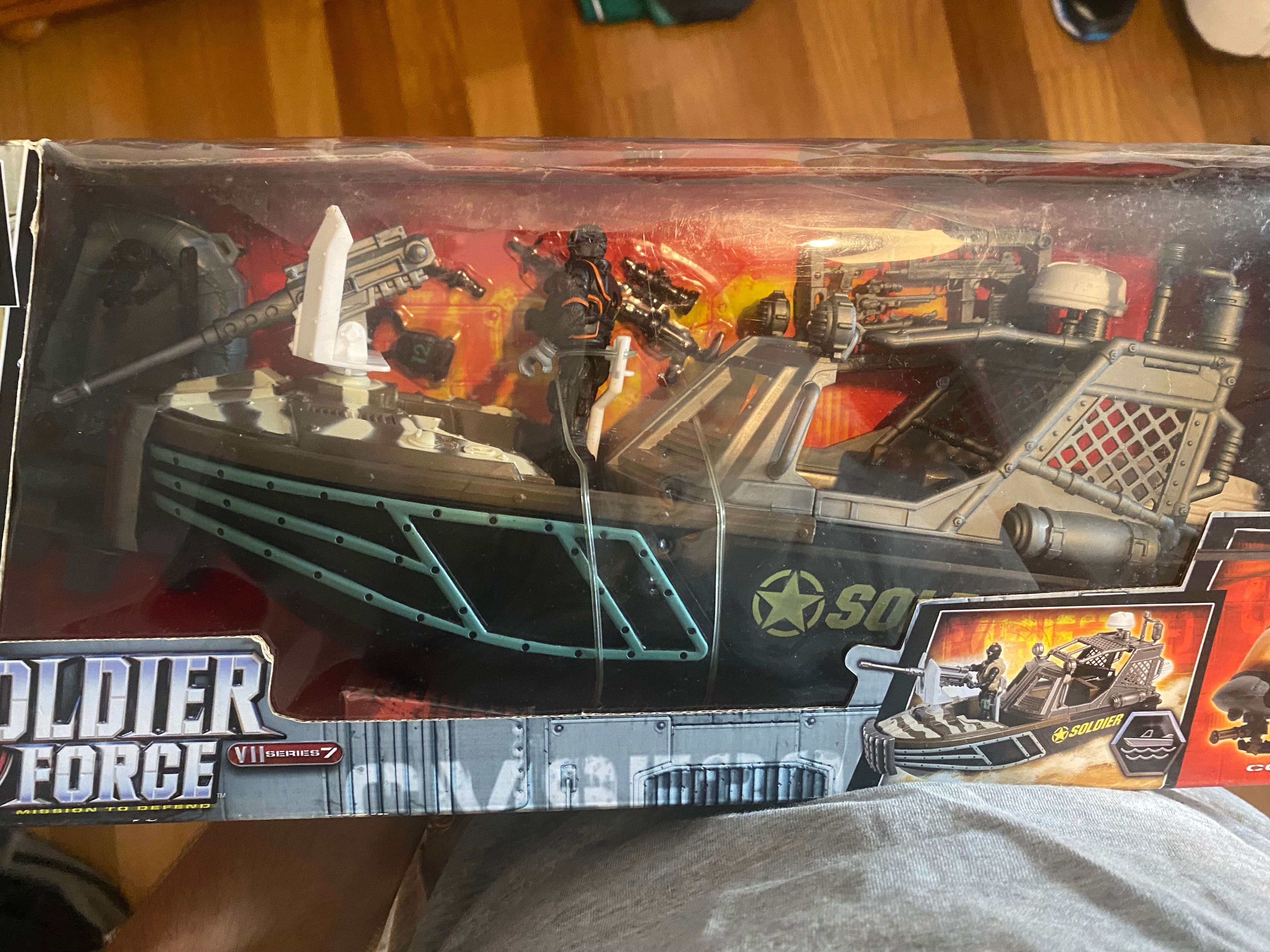 Brinquedo soldier force barco de guerra