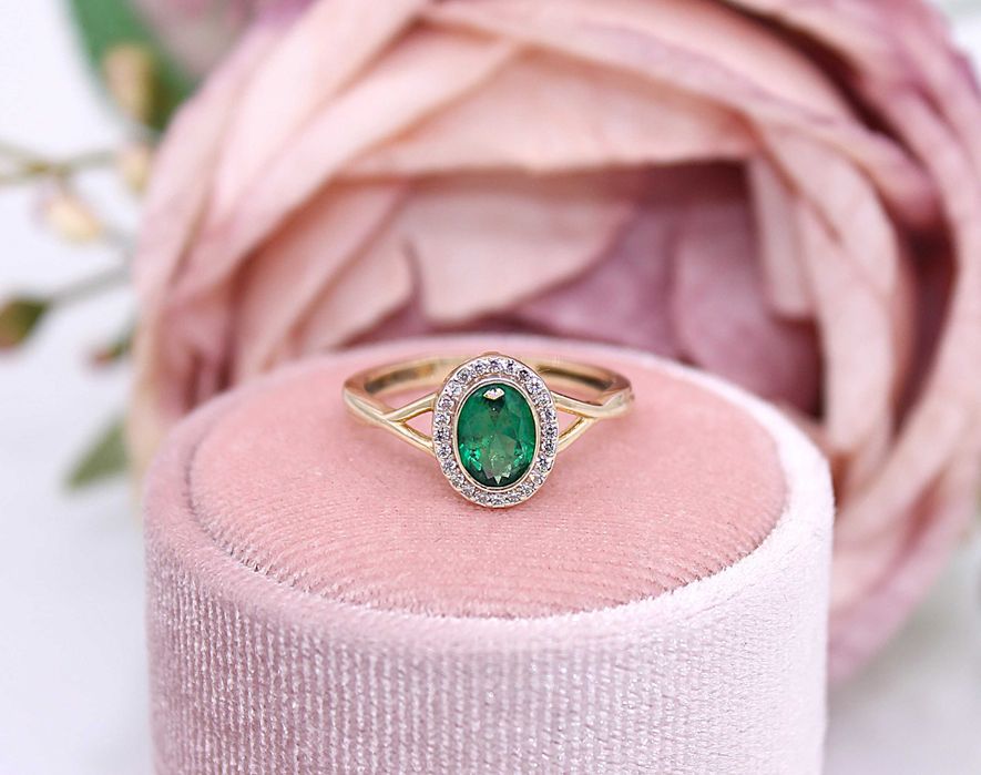 Złoty pierścionek p.585/2,11g z zielonym kamieniem i cyrkoniami