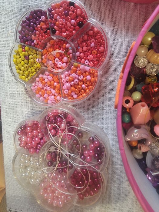Koraliki do robienia bransoletek i naszyjników.