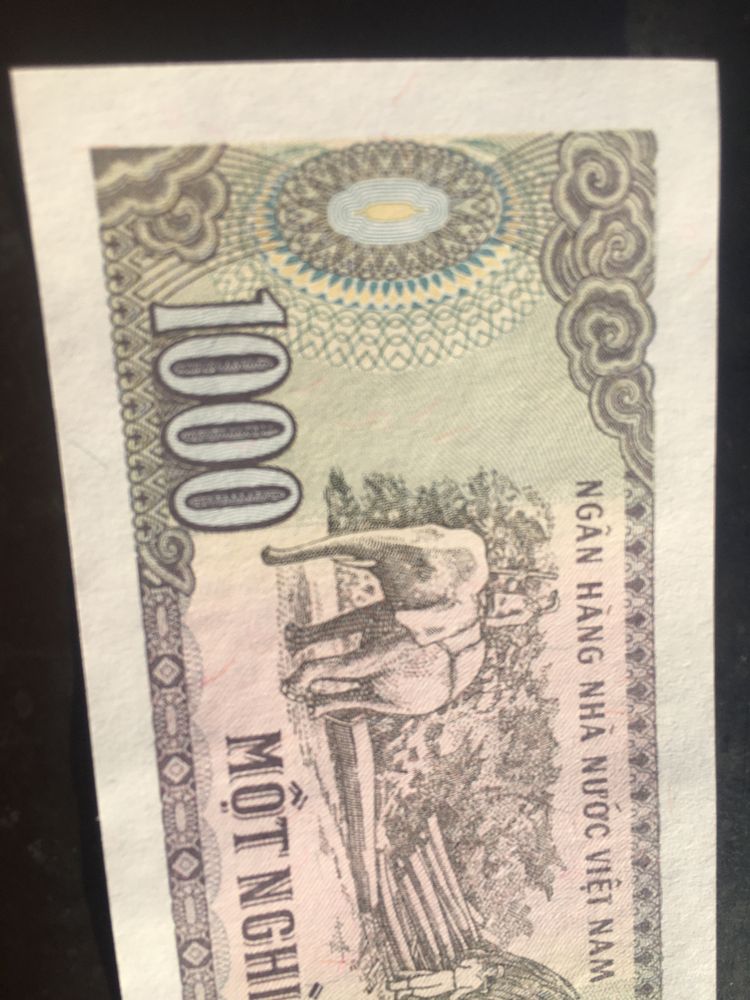 Banknot z Wietnamu rok 1988. Nomianał 1000. Numizmatyka