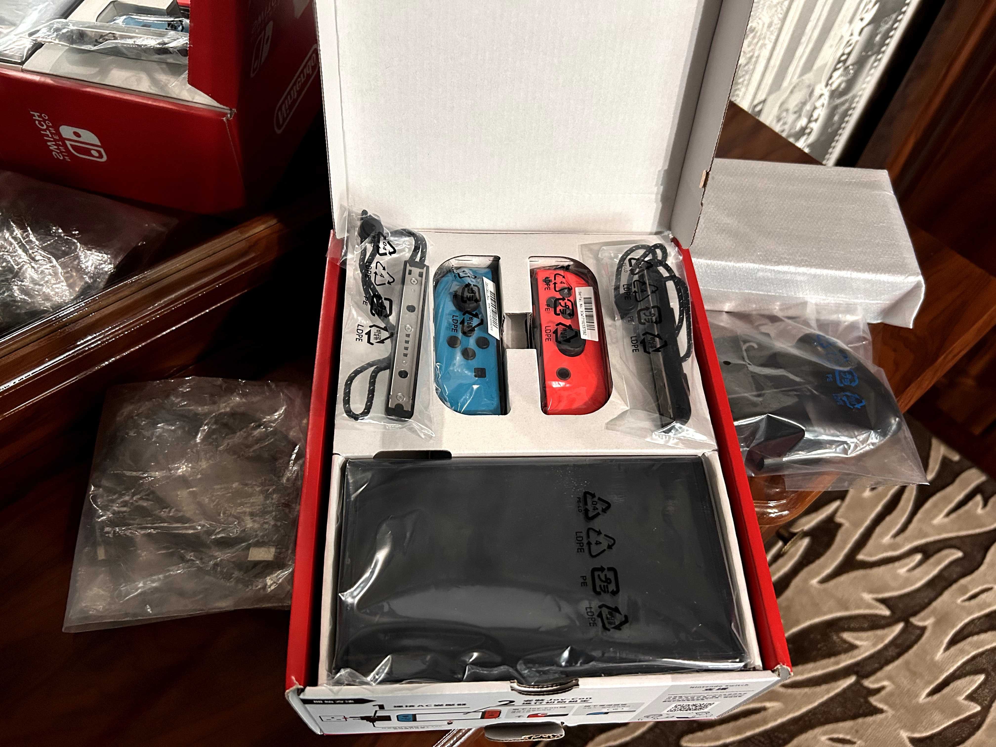 Nintendo Switch OLED повний комплект (стан нової) + гарантія від Ябко!