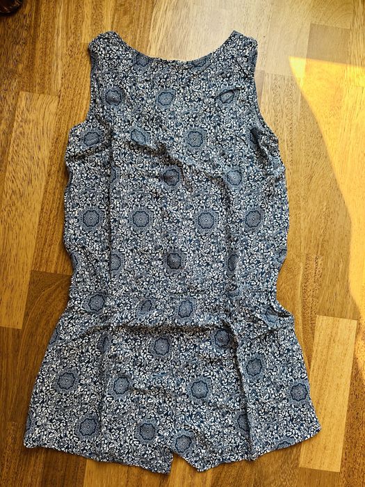 Stylowy i elegancki letni kombinezon z kieszonkami