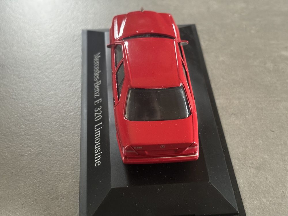 Model Herpa skala 1/43 Mercedes E-Klasa E320 W124 czerwony