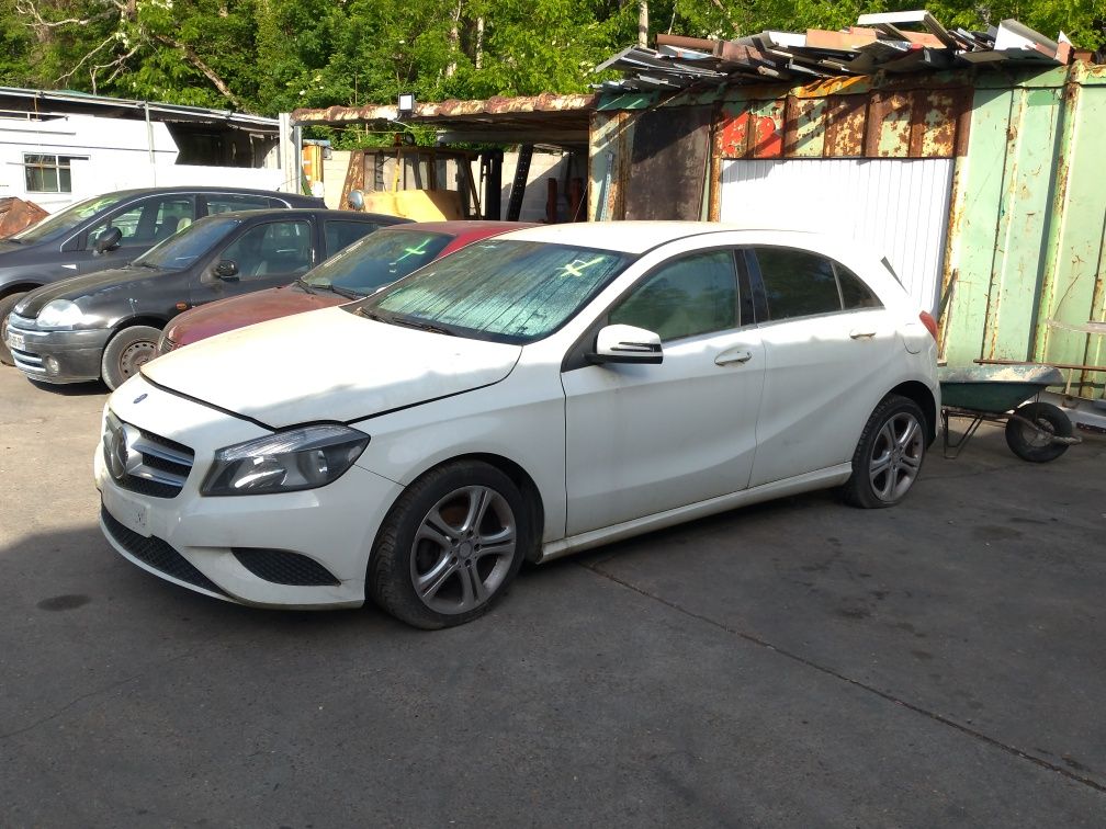 Charriot Mercedes Benz A180 (W176). 2013.