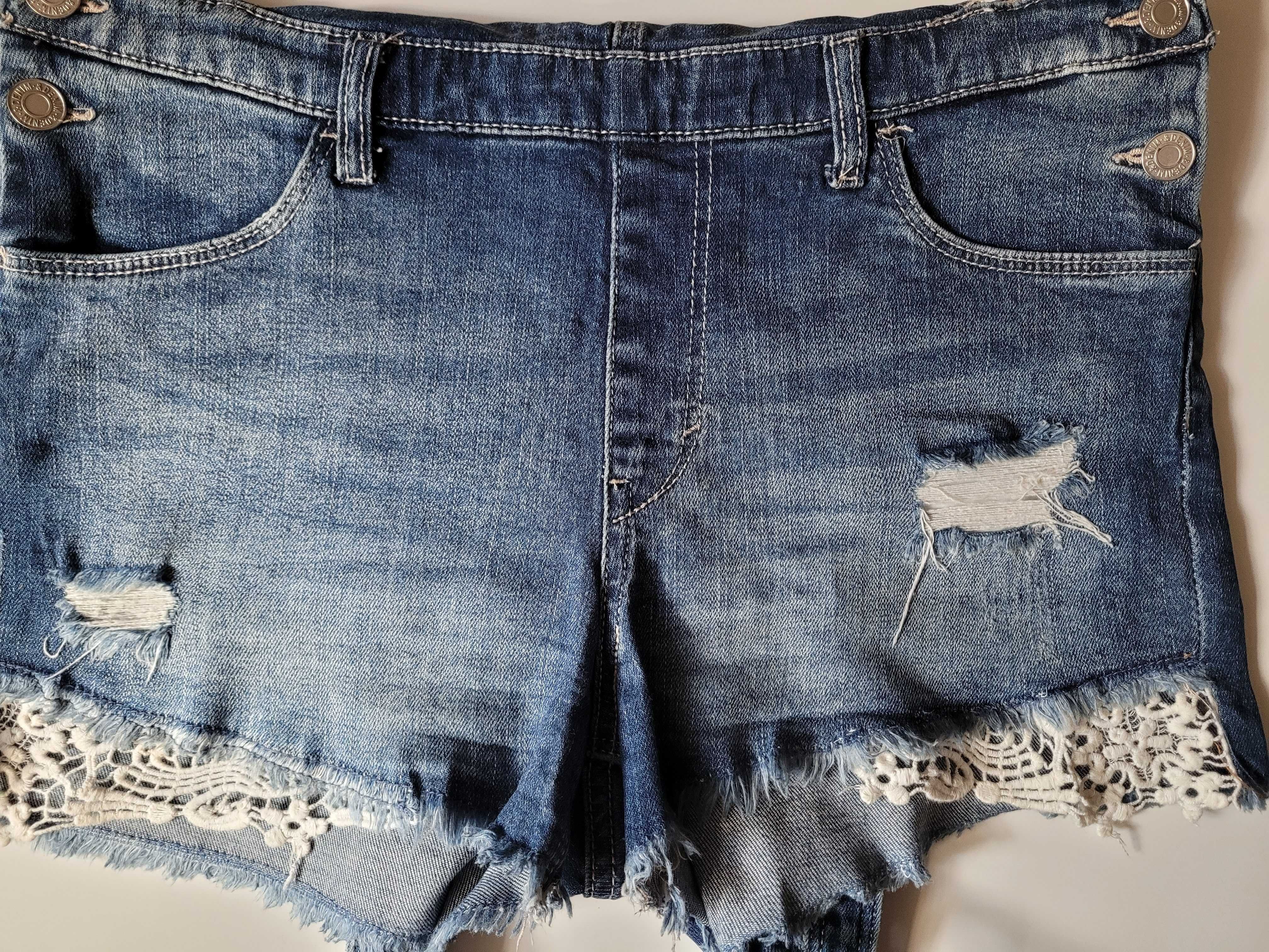 H&M - Spodenki jeansowe typu ogrodniczki z koronką