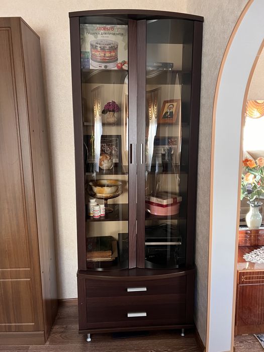 Шафа з радіусними стеклами