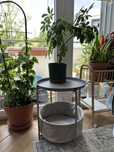 Stolik pomocniczy z koszem Round side table with storage basket.