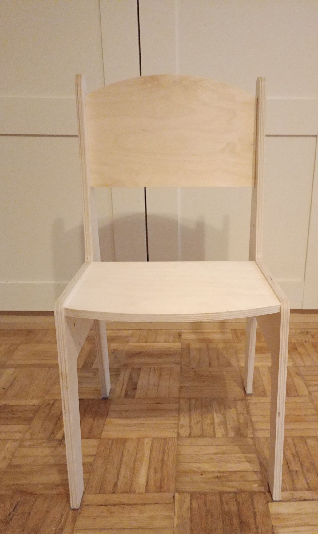 Krzesełko drewniane z regulowaną wysokością.