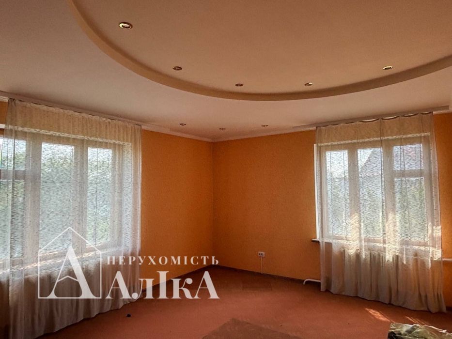 Продам 2-поверховий будинок в хорошій локації