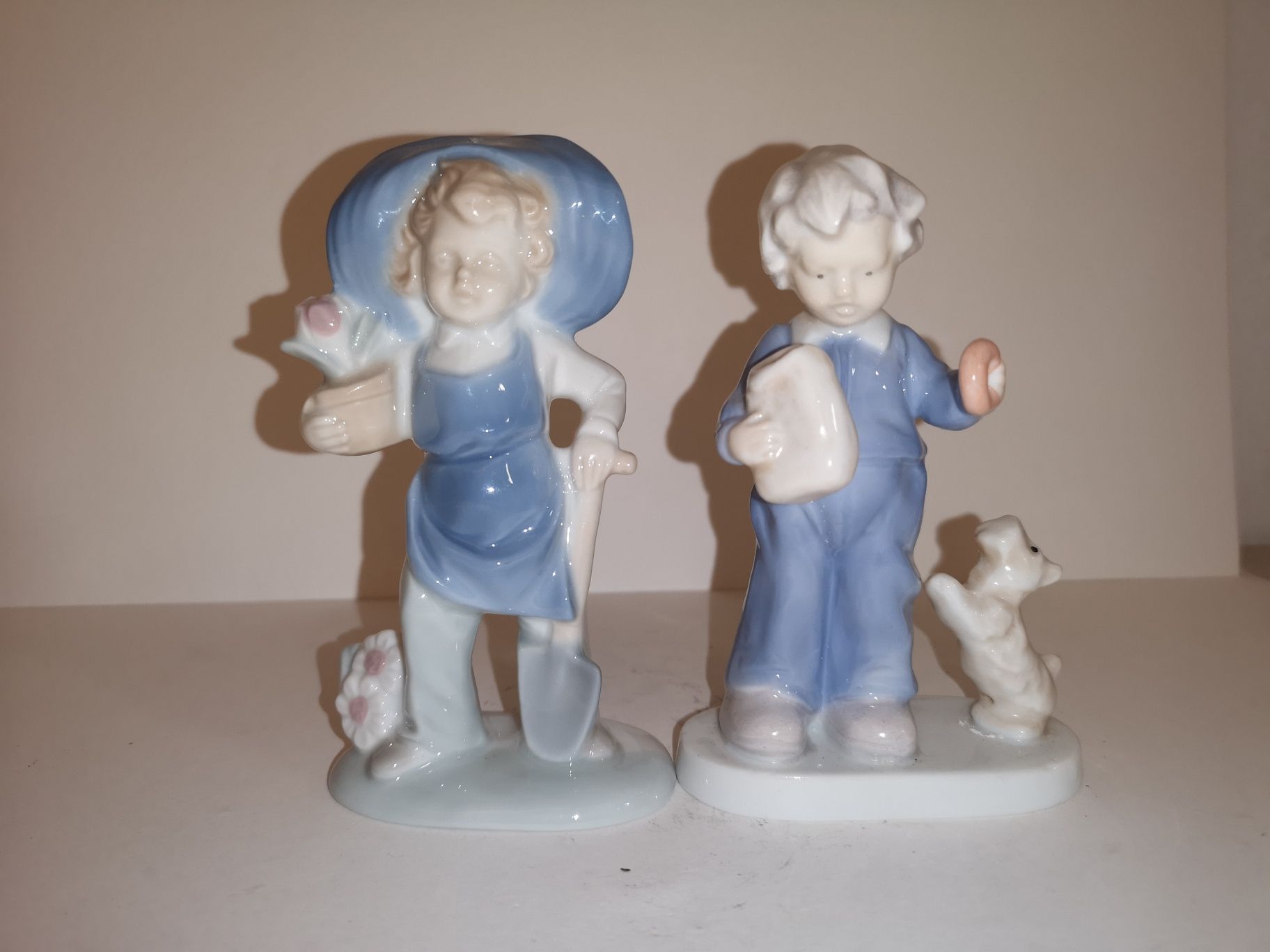 Porcelanowe figurki mała ogrodniczka i chłopiec z psem