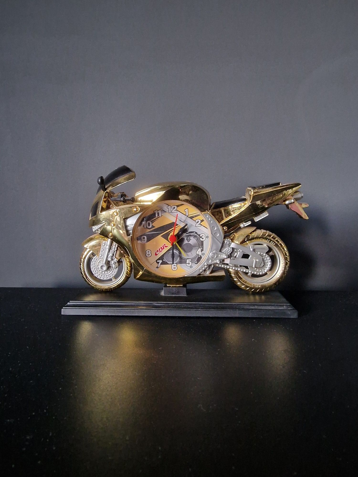 Часы в форме мотоцыкла