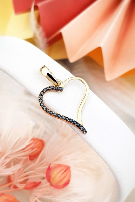 Złota zawieszka z czarnymi cyrkoniami