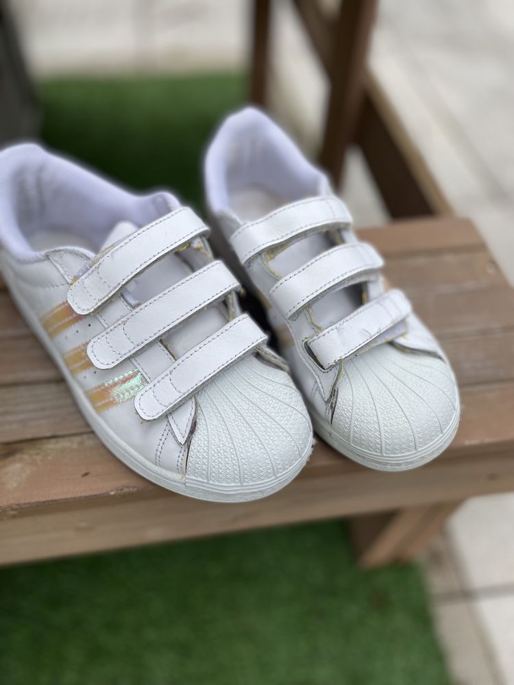 Sapatilhas Adidas em branco. Tamanho 35