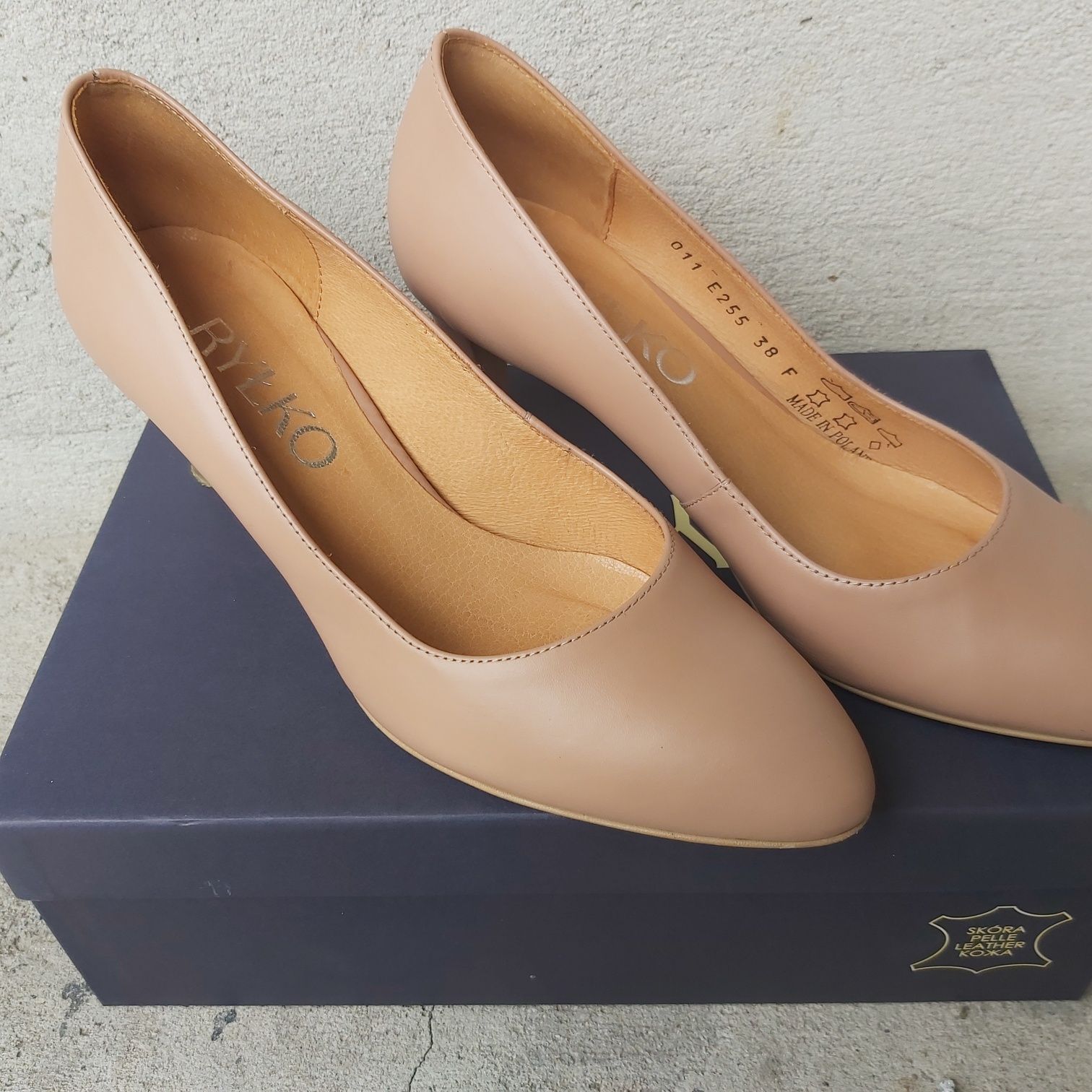 Buty Ryłko skórzane nowe na obcasie