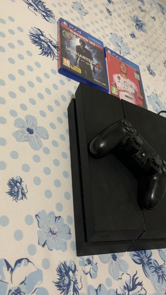 Vendo ps4 500gb,com 2 comandos original, e 4 jogos