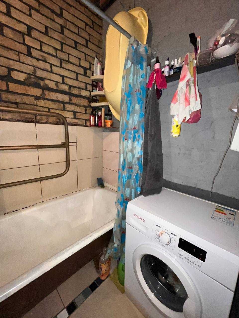 Продається КІМНАТА сталінка 1 поверх