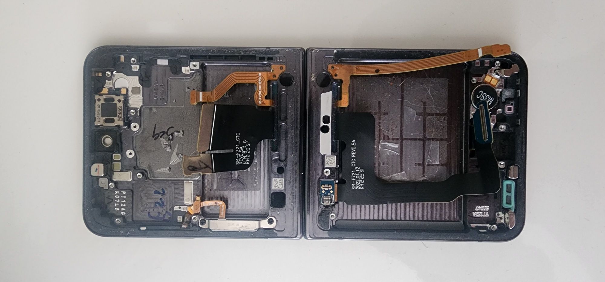 Estrutura Galaxy Z Flip4 SM-F721 com dobradiça e flat cables