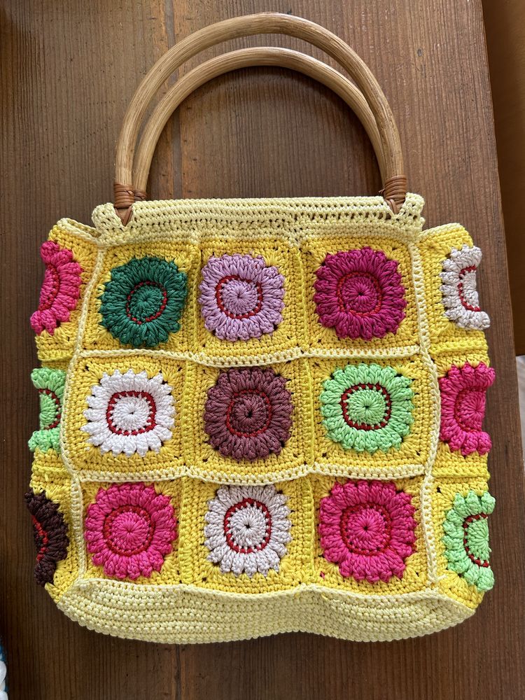 Bolsa em crochet com asas em bambu