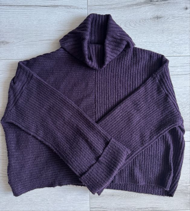 Светр з горловиною