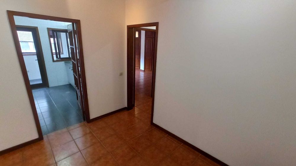 Alugo T1 com areas generosas e lugar de garagem no centro de Penafiel