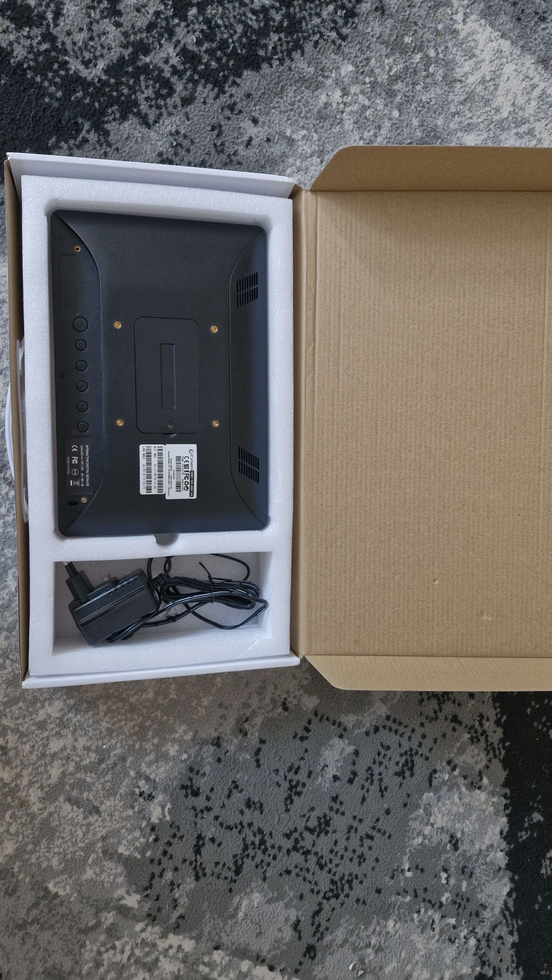 Tablet z zasilaniem na sciane. Inteligentny dom