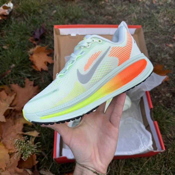 Кросівки: Nike Vomero 18