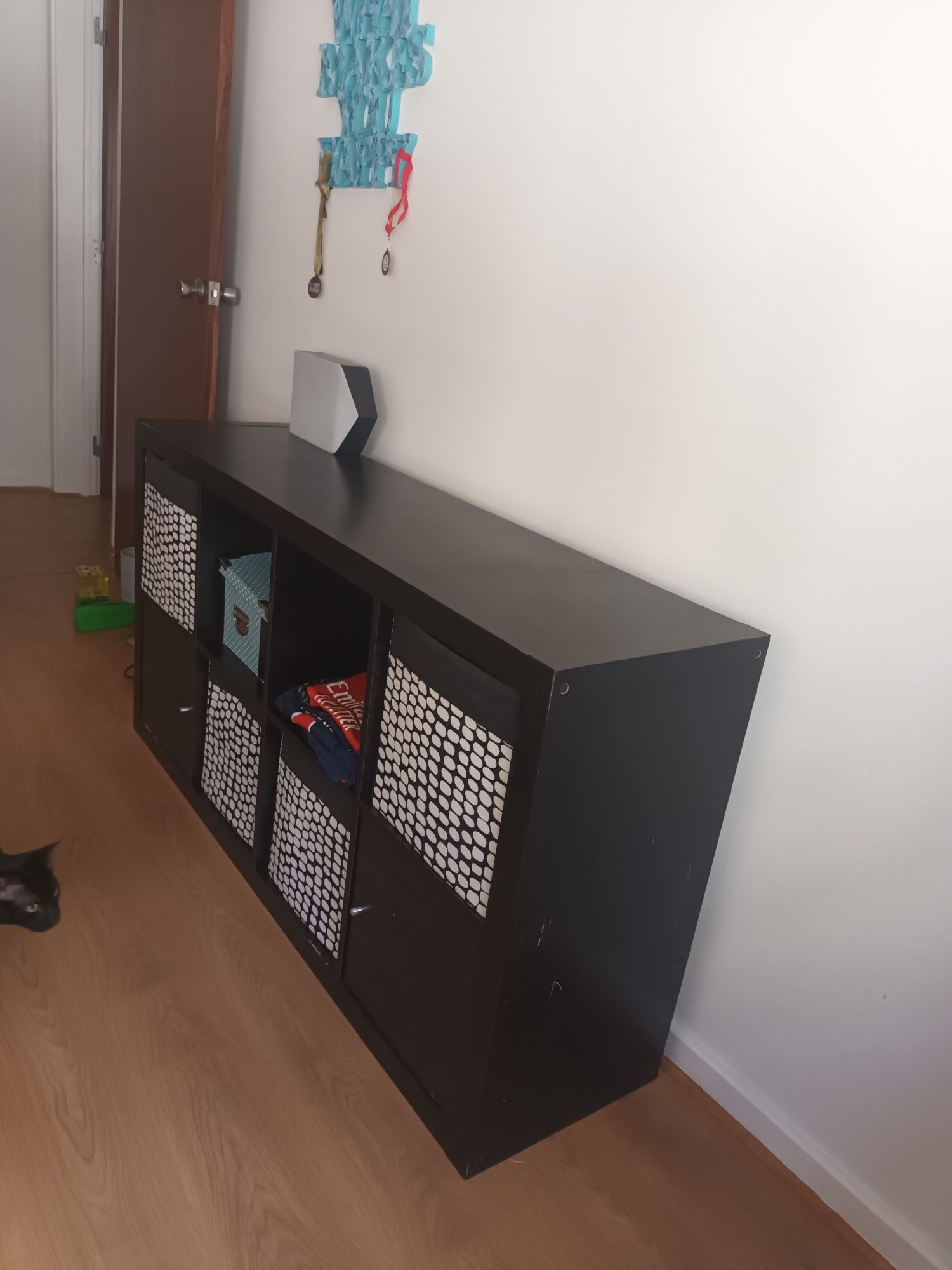 Móvel IKEA com 2 portas com 8 nichos