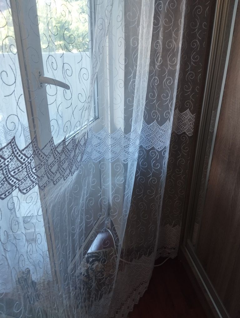 Продам тюль у вітальню.