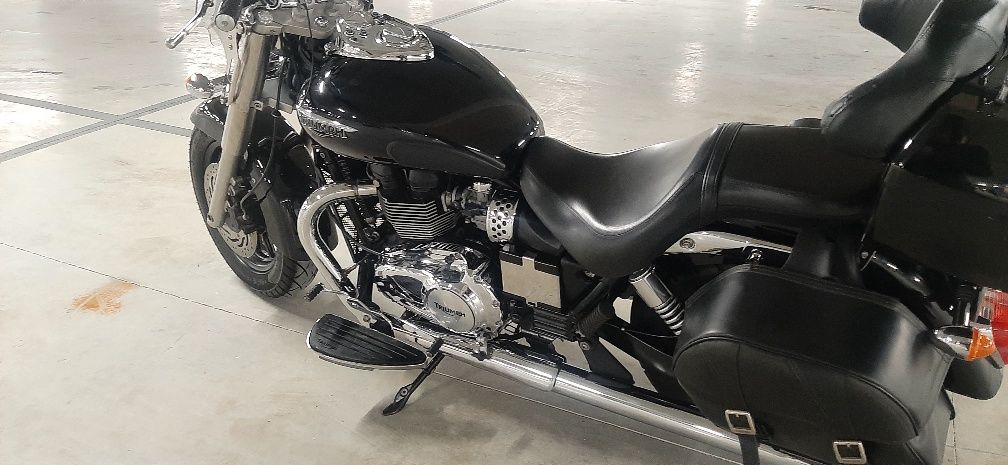 Triumph America 900