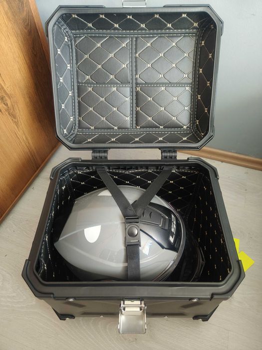 ALUMINIOWY kufer motocyklowy centralny CZARNY 45L uniwersalny + PŁYTA