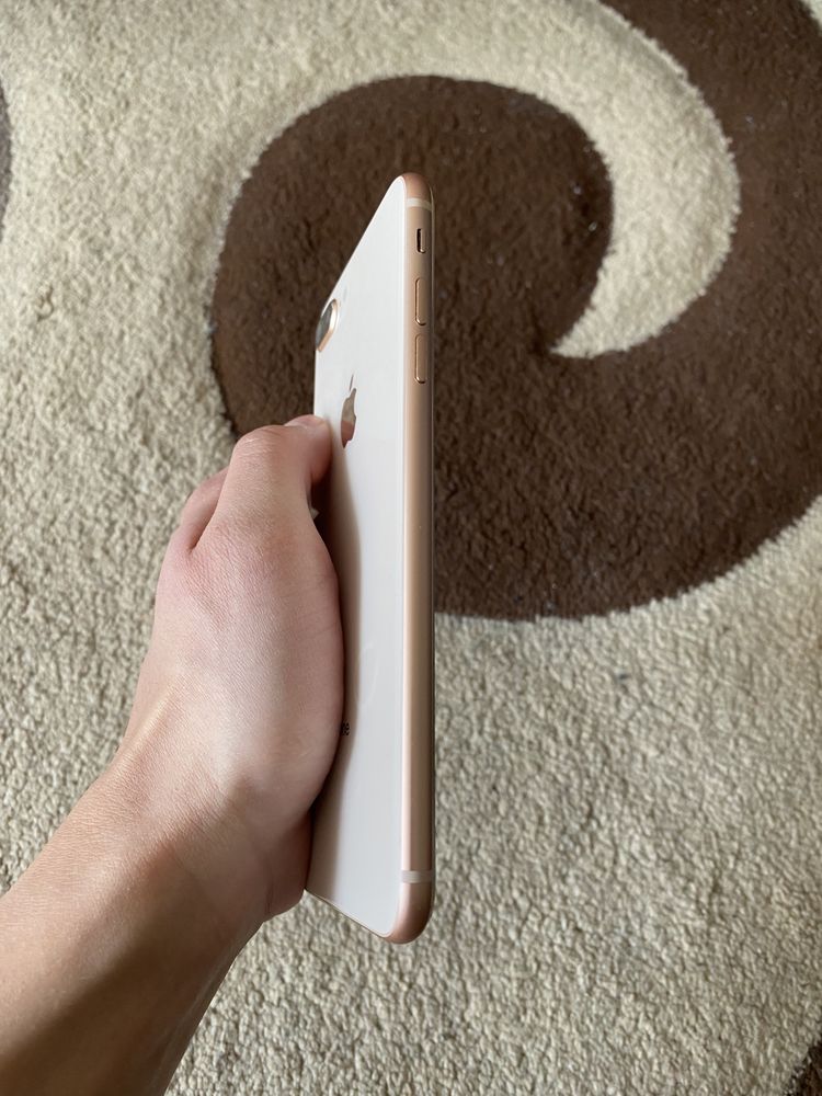 Продам iPhone 8 Plus 64GB Gold