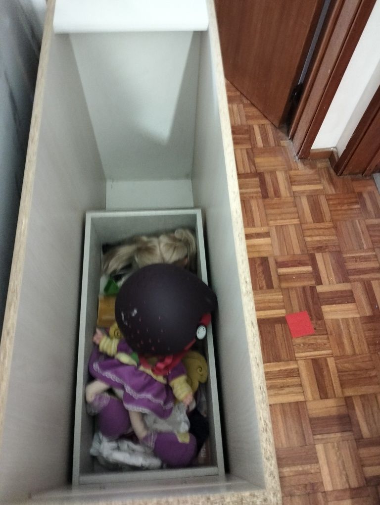 Secretaria menina com muita arrumaçao