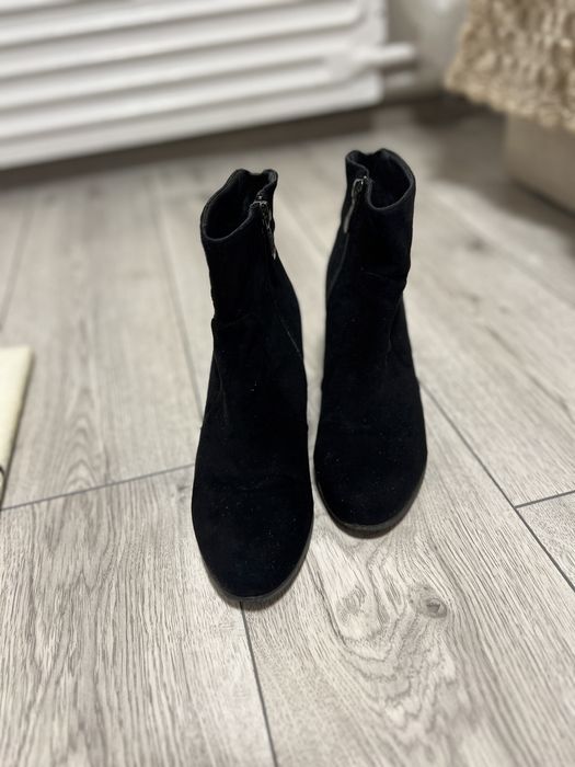 Чобітки в чорномі кольорі розмір 37