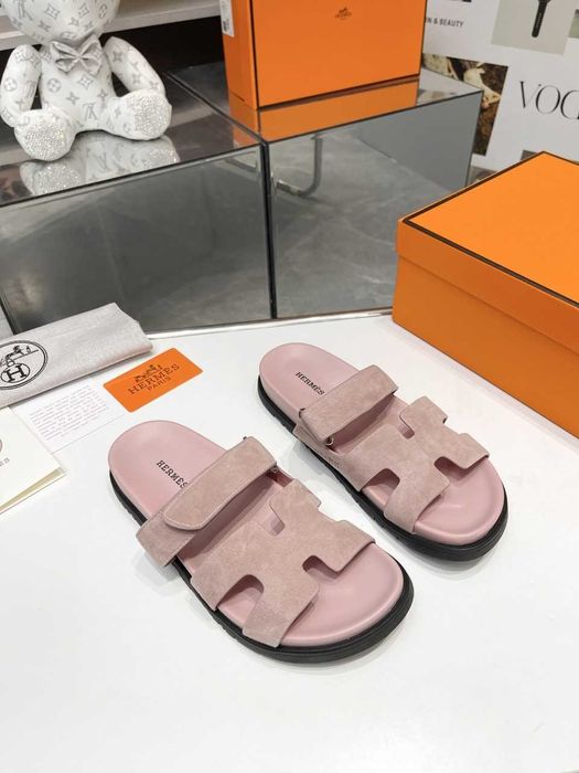 Letnie klapki HERMES Chyre komfort i prestiż buty