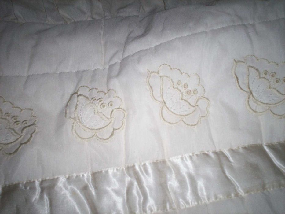 Colcha de casal bordada creme