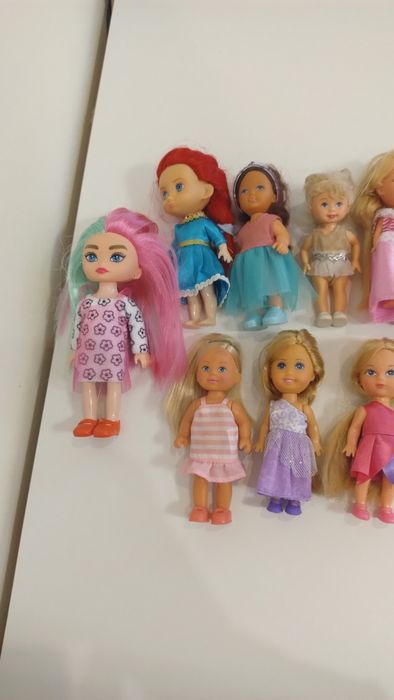 Zestaw małych laleczek dla dziewczynki