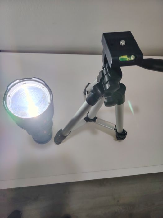 Lanterna tática altamente potente com tripé