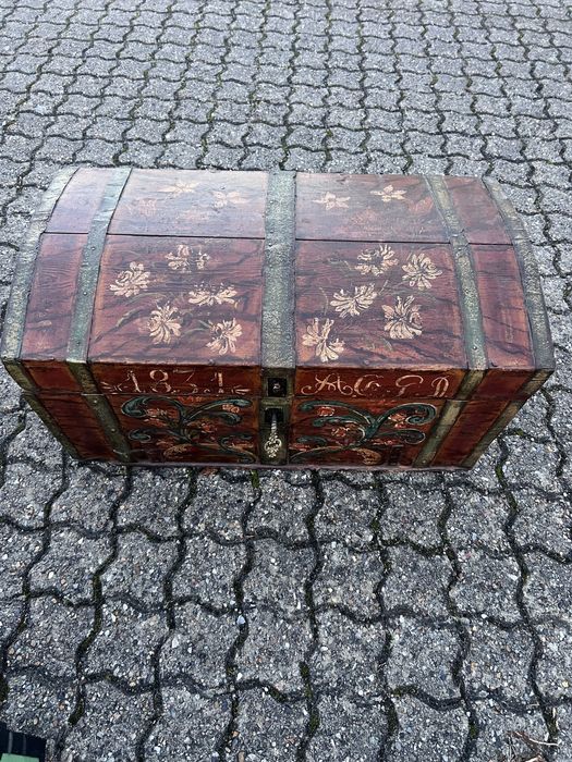 1831 drewniana skrzynia podróżna ręcznie malowana