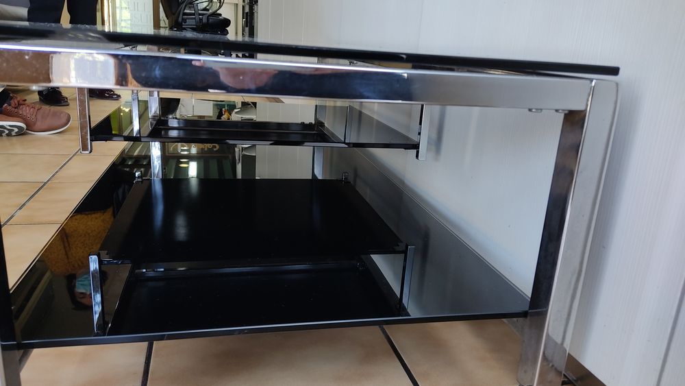 Mesa de vidro preto e cromado
