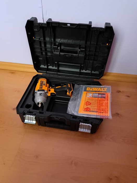 Klucz Udarowy DeWalt 1/2 cala 950Nm 18V XR (body+walizka)