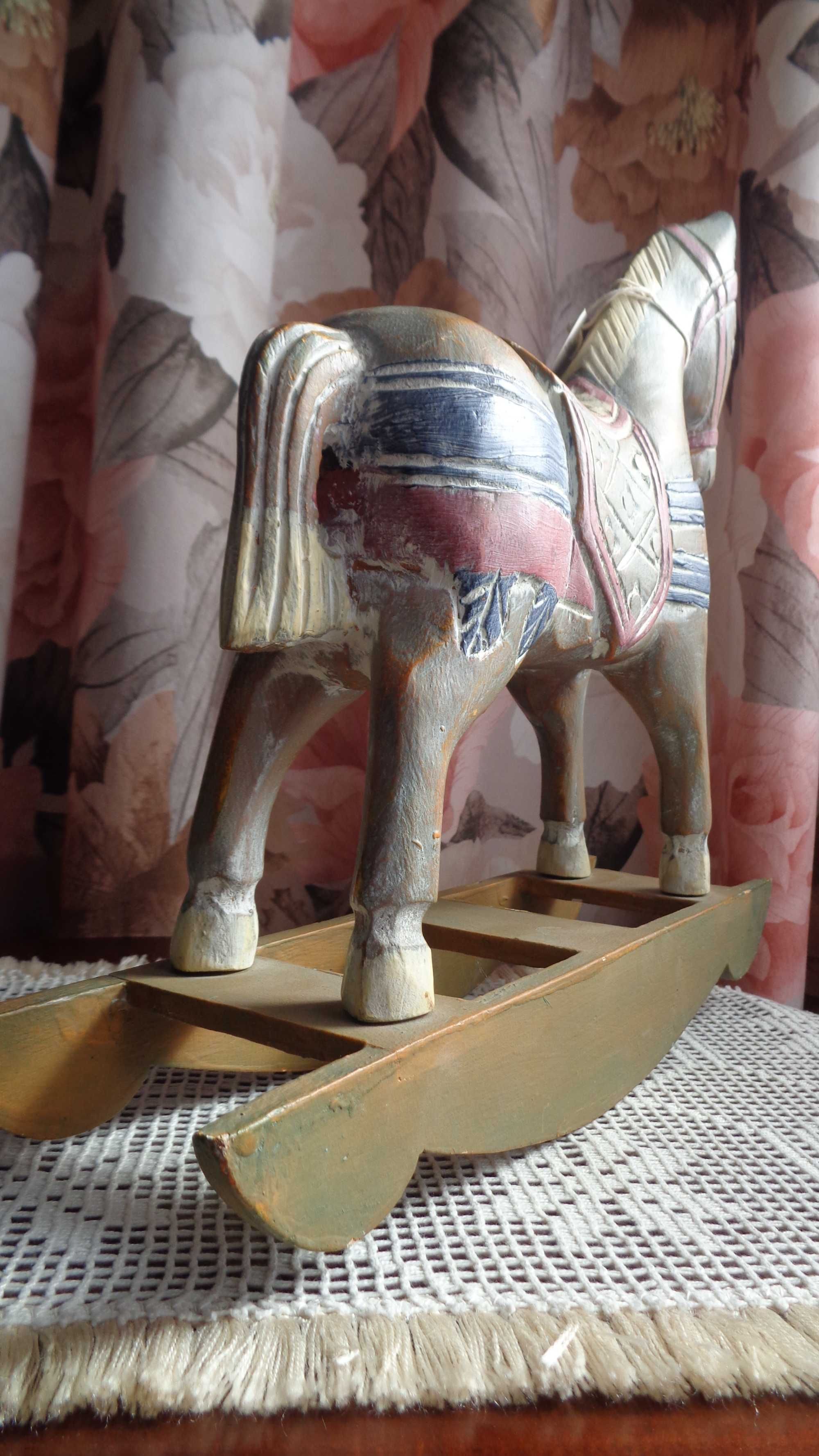 figurka dekoracja koń na biegunach