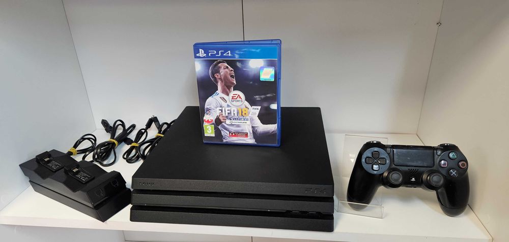 Konsola PS4 Pro + Pad + Gra + Ładowarka