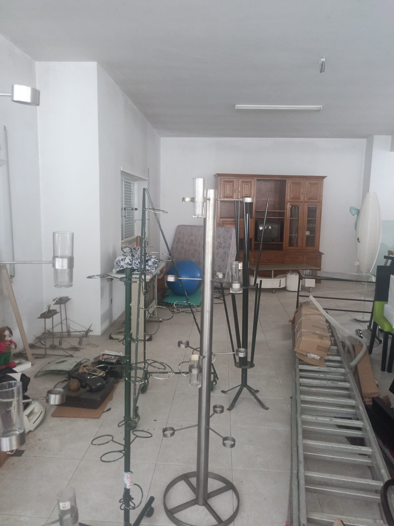 Dois expositores inox com copos de vidro para água e para expôr ramos