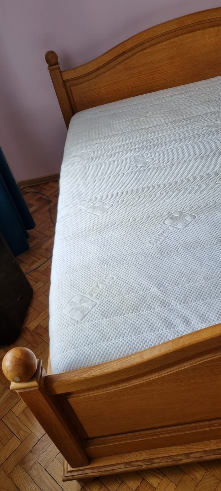 Solidne łóżko sypialniane z drewna – materac w gratisie
