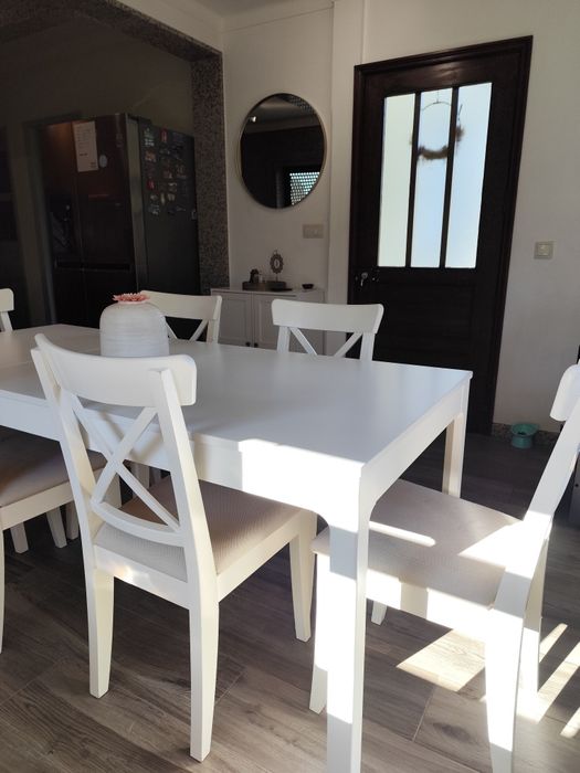 Sala de jantar mesa, cadeiras e aparador