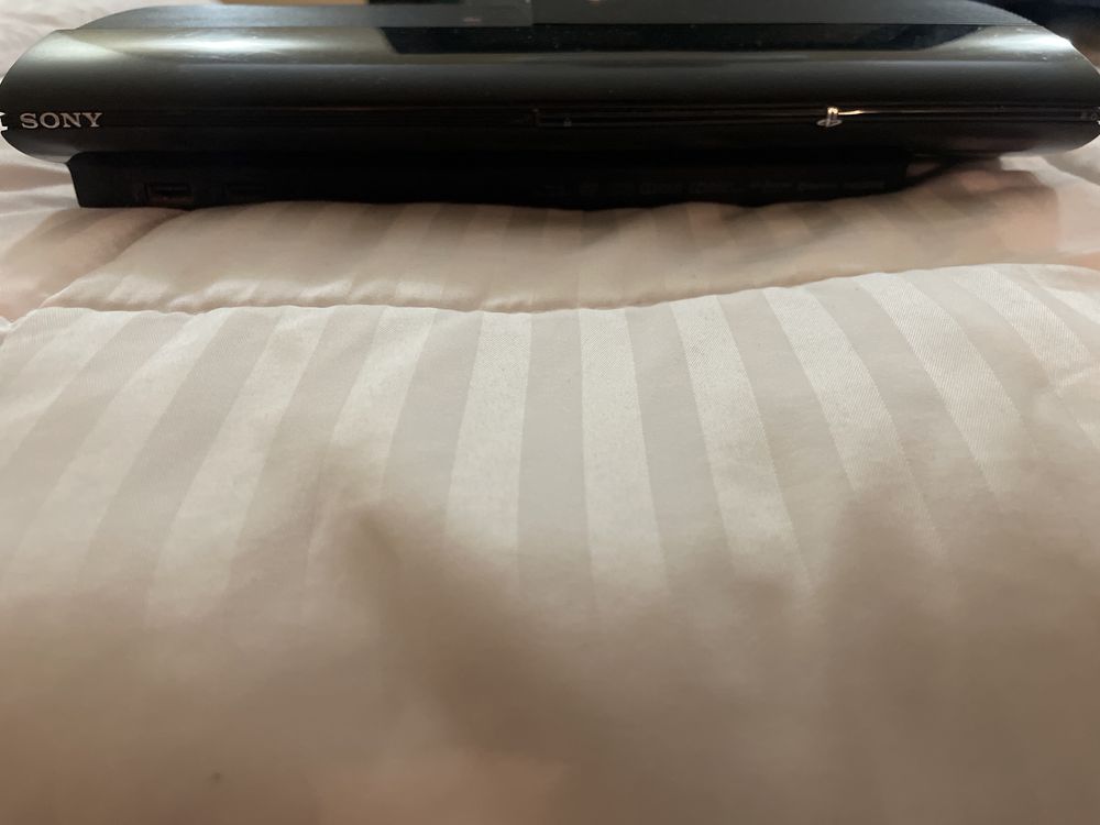 Playstation 3 Super Slim Model com dois comandos