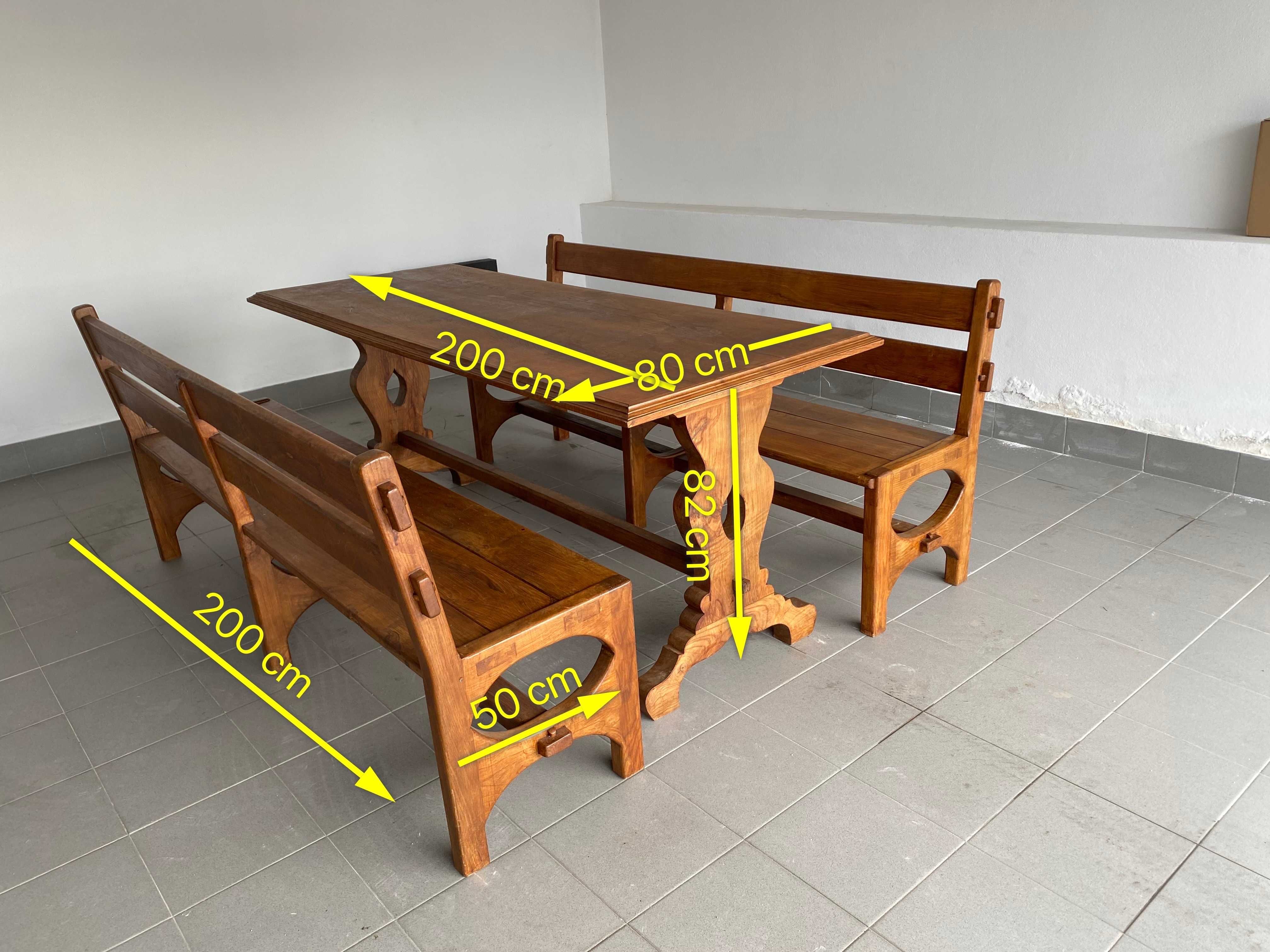 mesa e bancos em castanho maciço