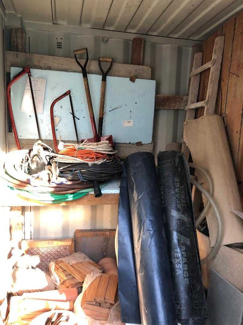 Recheio de contentor com ferramentas em bom estado e outros materiais.