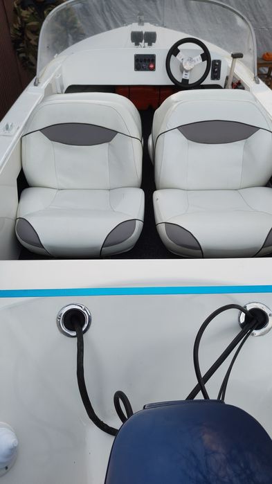 Motorówka z przyczepą i silnikiem Yamaha