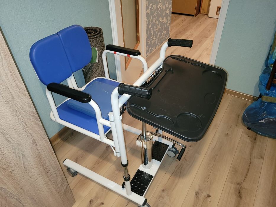 Wozek,,podnosnik (,toaleta)hydrauliczny